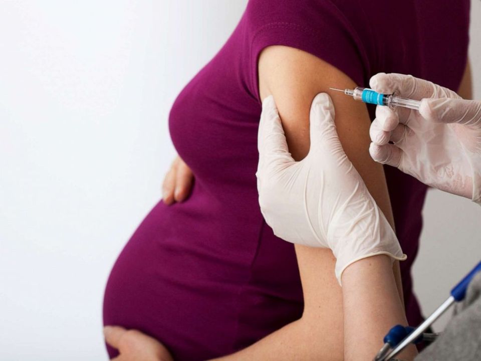 Можно ли прививаться беременным женщинам против инфекции COVID–19