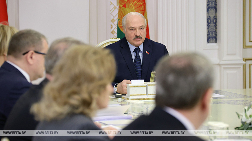 “Мы будем защищаться, нам отступать некуда”. Лукашенко пообещал жесткий ответ на новые санкции