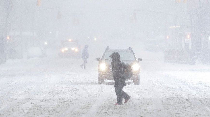В Центральной Канаде из-за снегопада без света остались более 10 тыс. потребителей