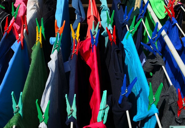 Сортировка одежды по цвету перед стиркой: какую непростительную ошибку допускают хозяйки