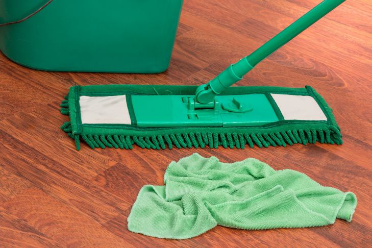 Как ускорить и упростить уборку в доме: что нужно добавить в ведро с водой