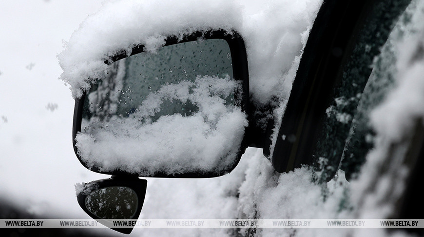 Рекордные снегопады на западе Японии нарушили движение транспорта