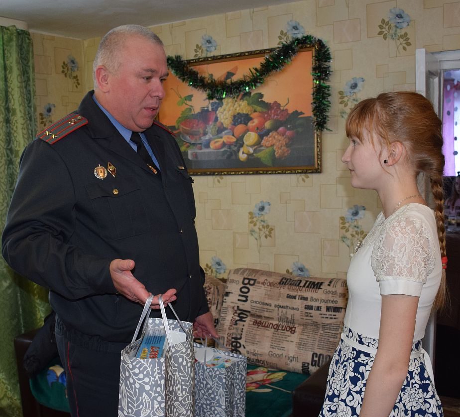 Хотимский РОВД поздравил с праздниками девочек из многодетной семьи Полунченко