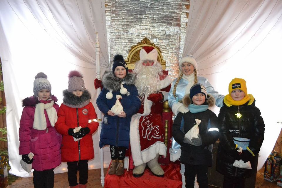 Резиденцию Деда Мороза в деревне Варваровка с радостью посещают юные хотимчане