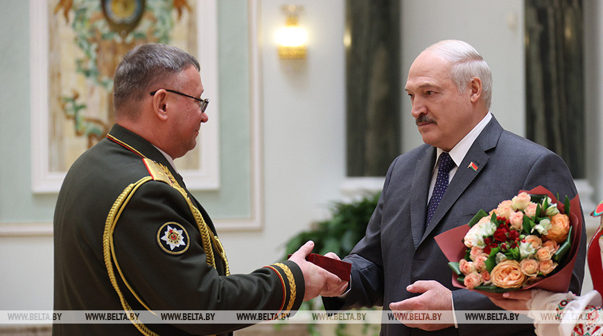 Белорусы точно знают: все в наших руках. Лукашенко вручил государственные награды заслуженным деятелям