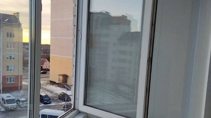 В Лунинце 14-летняя девочка снимала видео для TikTok и выпала с балкона