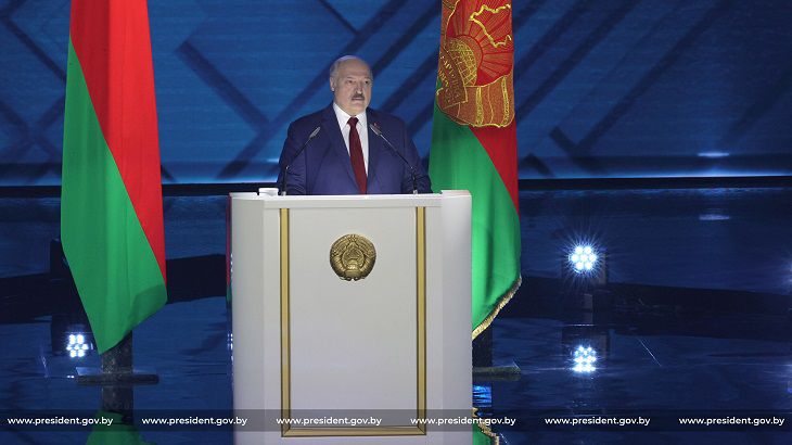 Лукашенко требует нормально платить молодежи
