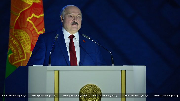«Я же диктатор. Мне трудно понимать демократию». Лукашенко ответил на вопрос из зала