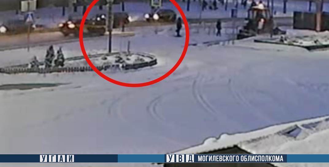 В Могилеве таксист сбил подростка и уехал с места ДТП. Видео