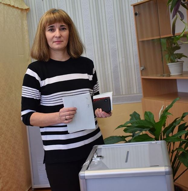 В четвертый день досрочного голосования на участке № 2 в Хотимском районе активность голосующих не снижается
