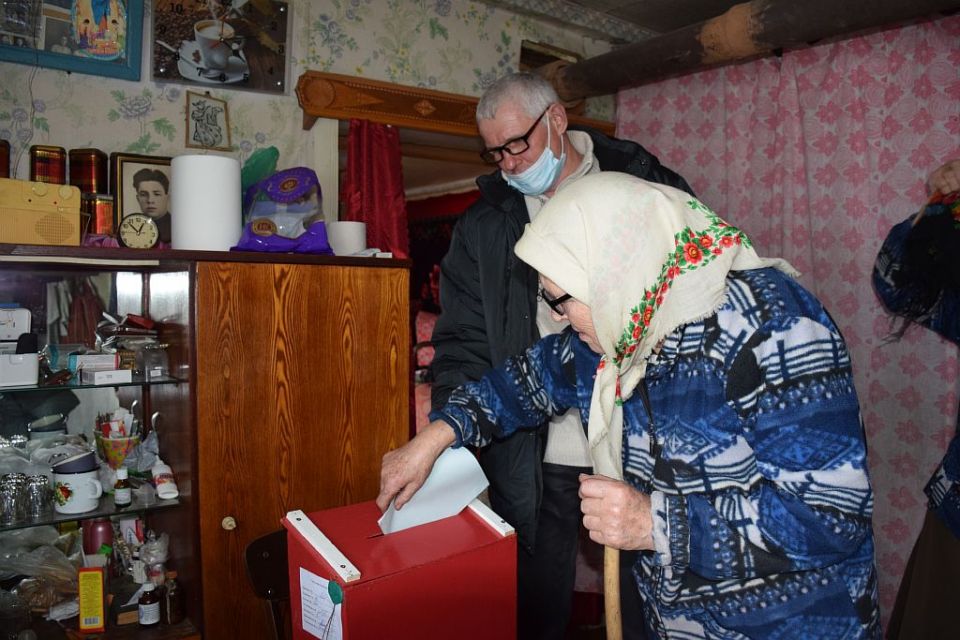 Члены участковой комиссии № 13 посетили на дому пожилых граждан д. Буда и Таклёвка