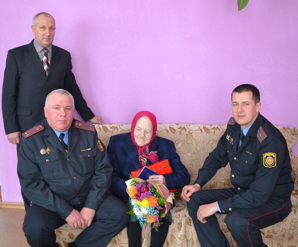 Хотимчанке Анне Сотниковой вручили новый паспорт, в связи с достижением 100-летнего возраста