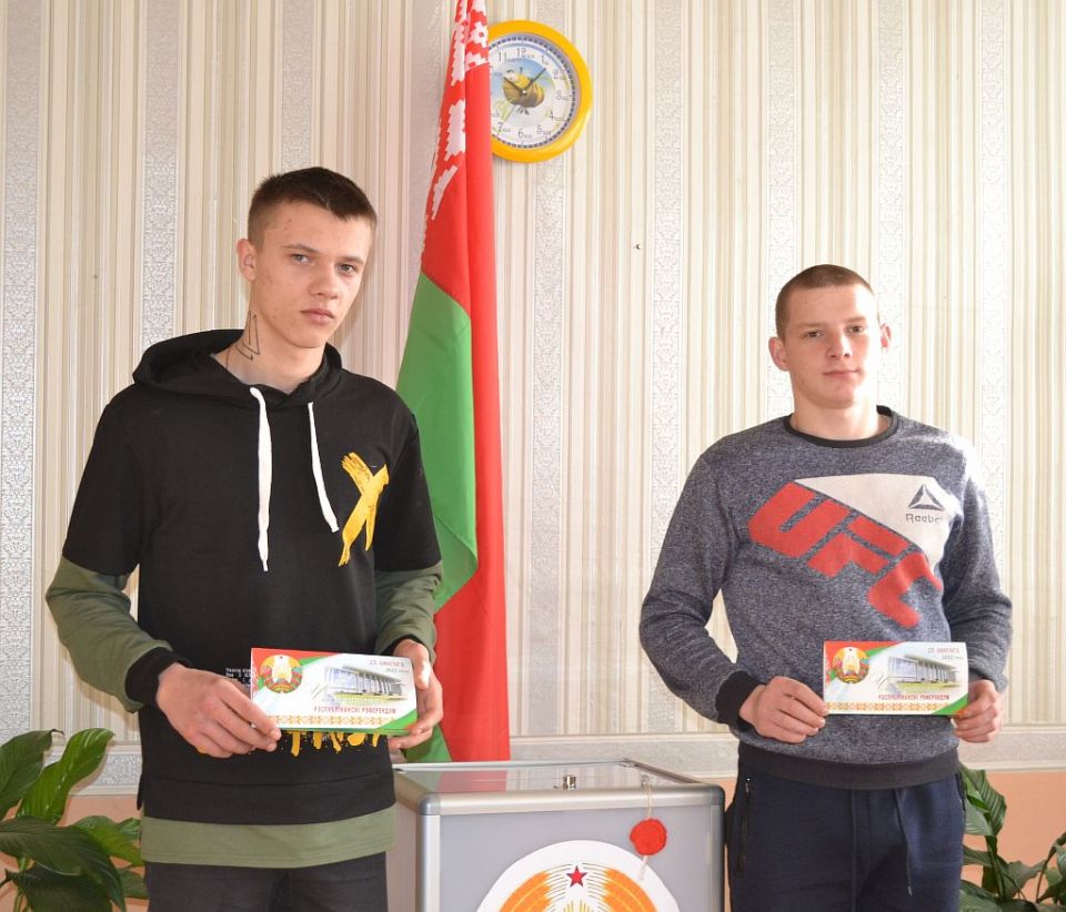 Учащиеся ГПЛ № 16  Александр Лоборев и Никита Шупегин впервые приняли участие в голосовании на референдуме