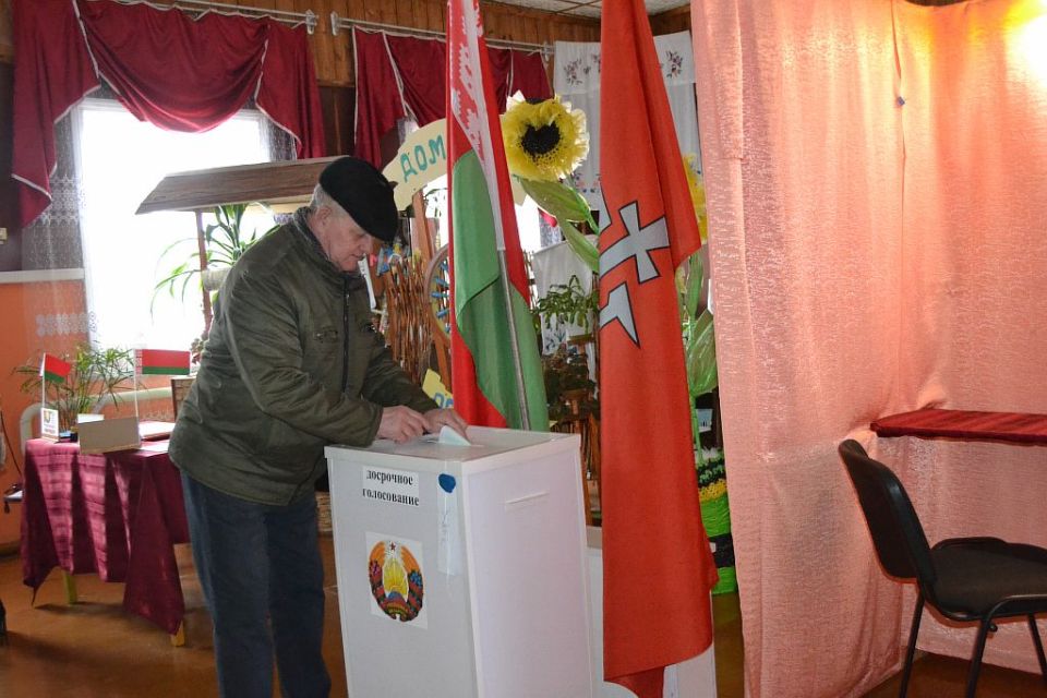 На участке для голосования № 4 в Хотимске жители активно приходят голосовать досрочно
