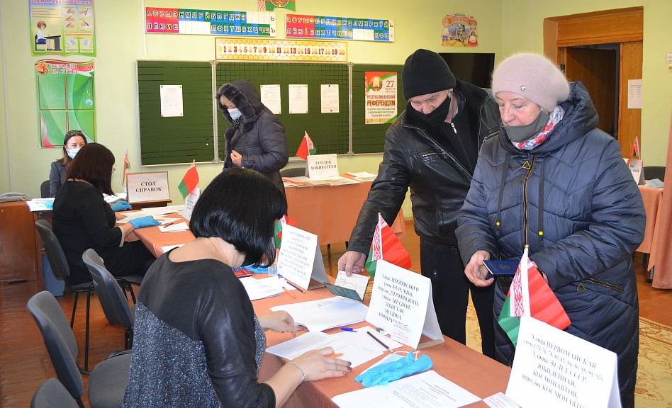 На участке № 1 в Хотимске активно проходит досрочное голосование на референдуме по Конституции