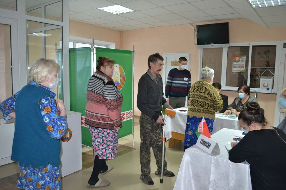 На участке для голосования № 5, который расположен в Хотимской центральной районной больнице, активно идёт голосование