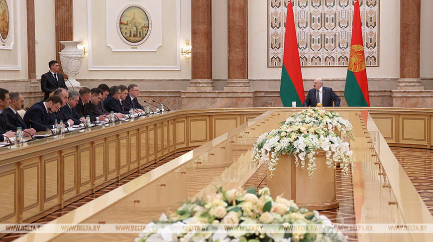 Лукашенко: хотите иметь страну, за нее надо цепляться зубами и держаться