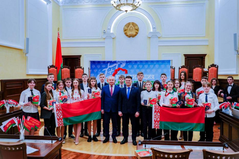 В Минске торжественно вручили паспорта шести юным представителям Могилевской области