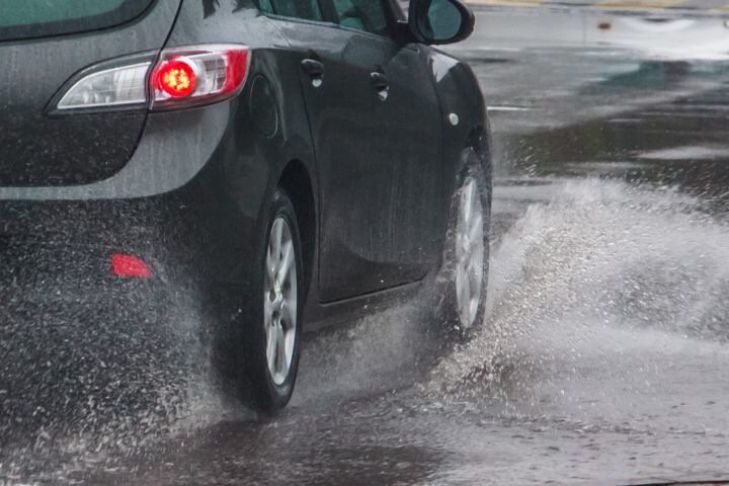 Управление автомобилем в дождь: какую ошибку допускают многие водители