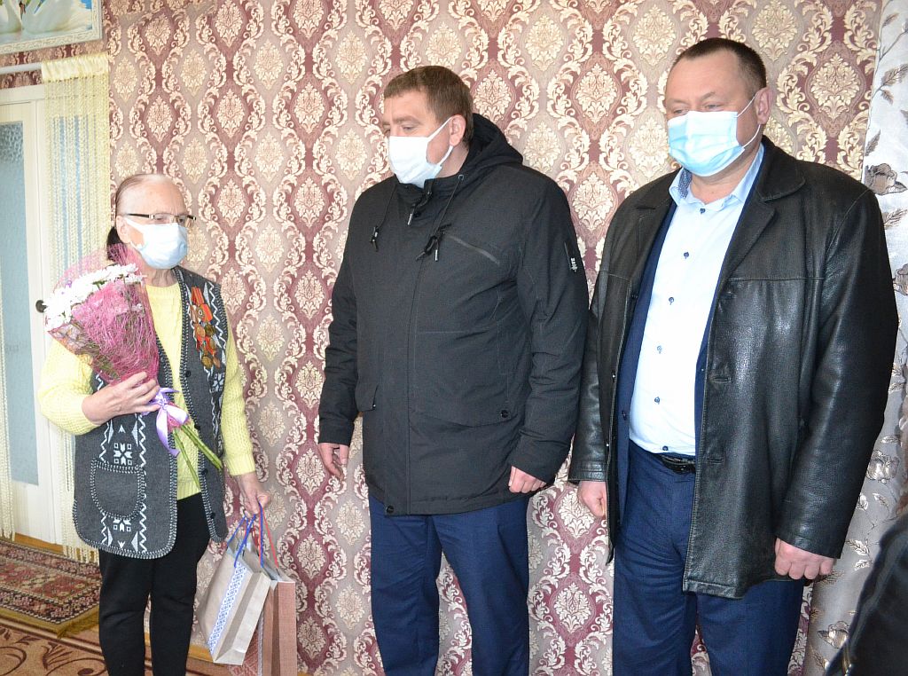 Председатель Хотимского райисполкома Михаил Куксенков посетил узницу концлагеря Надежду Коротыш