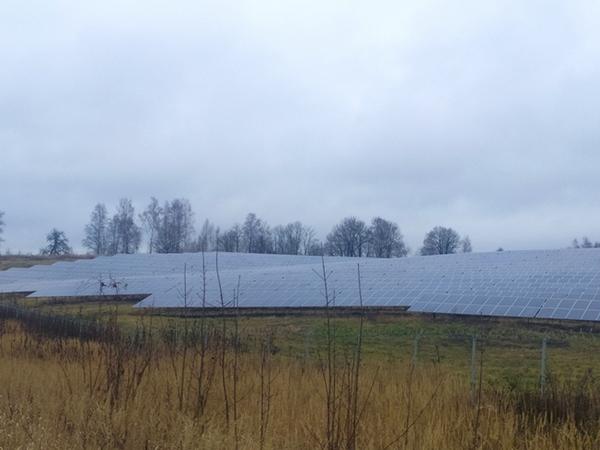 В энергосеть уже поступает электричество, выработанное крупнейшей в стране солнечной электростанцией в Чериковском районе