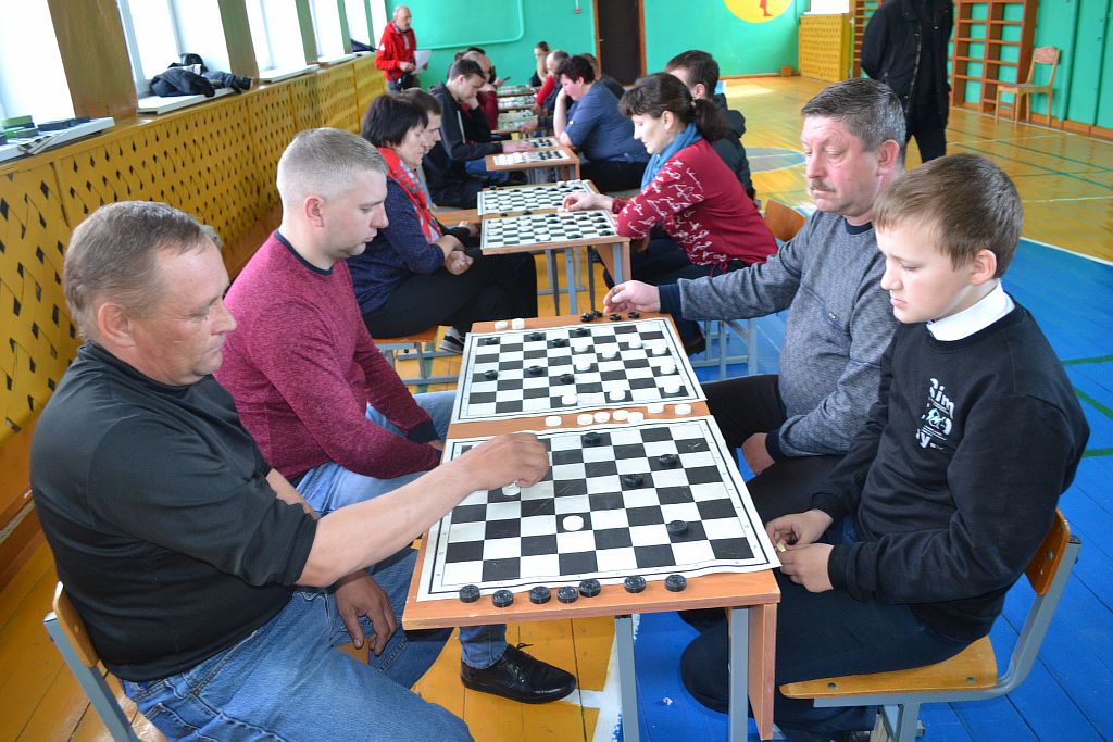 Кто одержал победу в соревнованиях по шашкам среди коллективов Хотимщины?