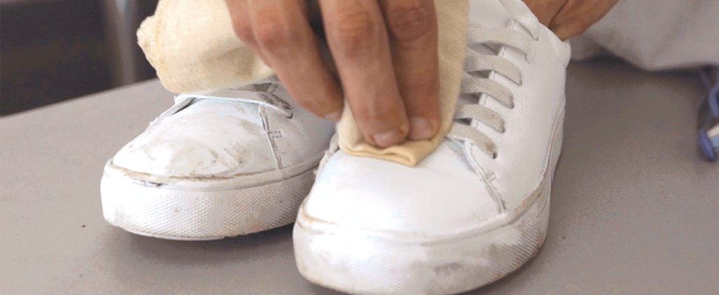 Как легко и быстро очистить белую обувь: назван секретный ингредиент