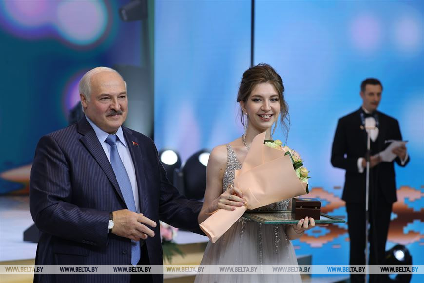 Лукашенко открыл Республиканский бал выпускников. В этом году у него необычный формат