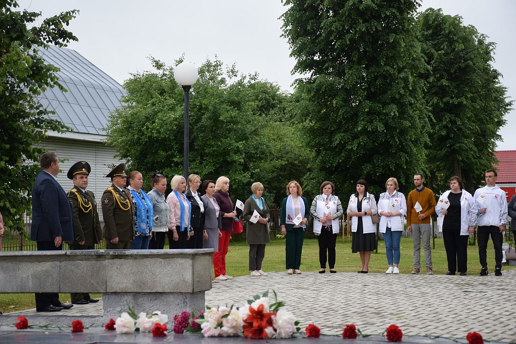 Фотофакт: В День памяти и скорби у Братской могилы в Хотимске возложили цветы