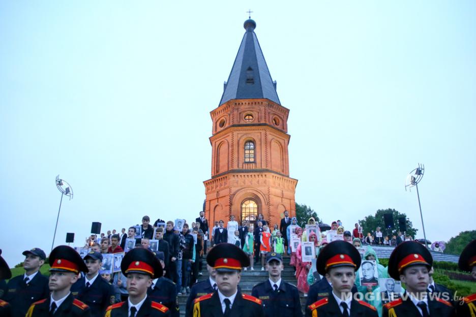 Патриотическая акция «Звон скорби» прошла в 4 утра на Буйничском поле в Могилеве