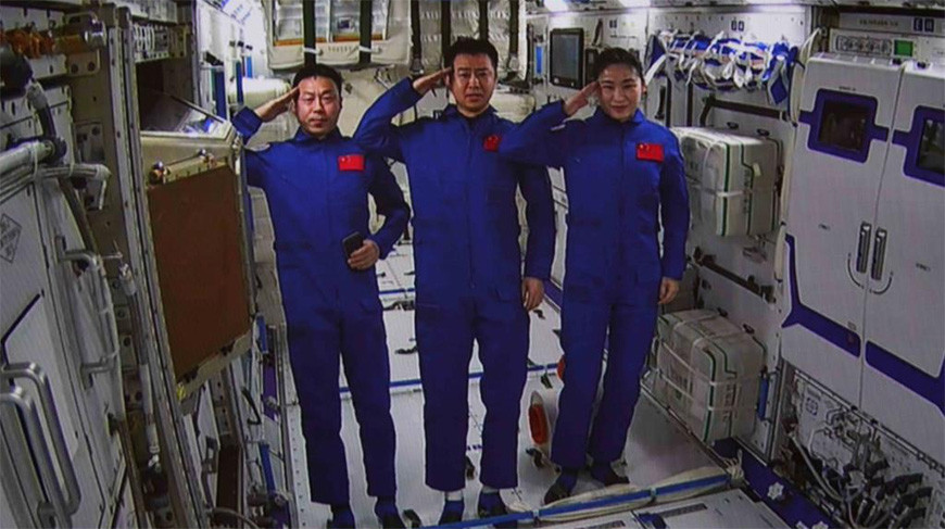 Члены экипажа “Шэньчжоу-14” вошли в первый лабораторный модуль “Вэньтянь”