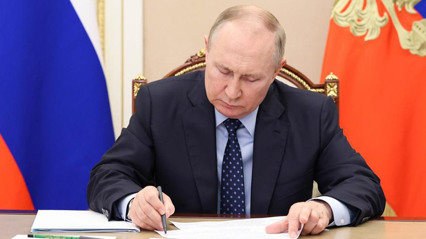 Путин подписал закон о контроле за деятельностью иноагентов