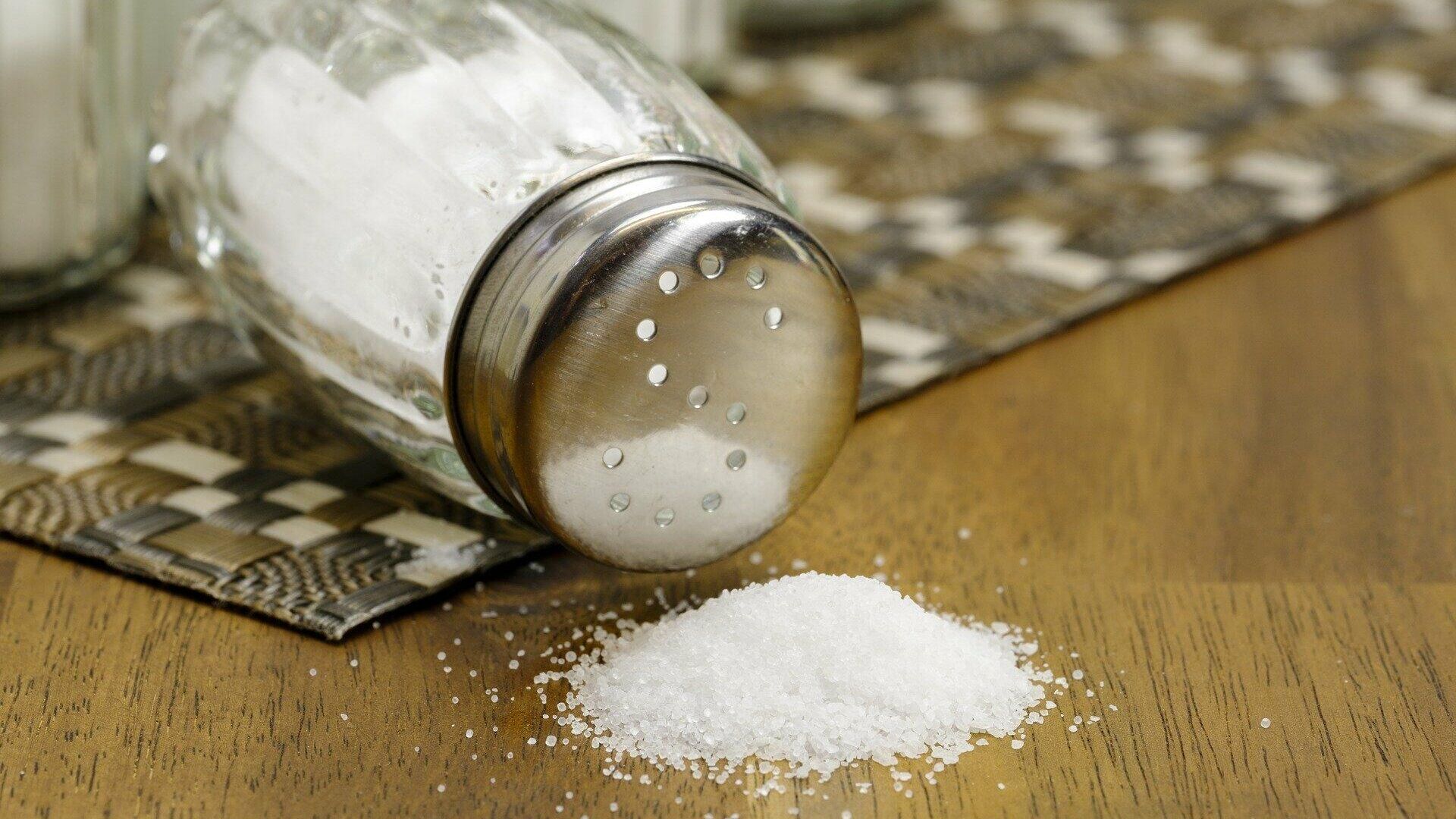 Почему пожилым людям нельзя резко отказываться от соли: ответ врача
