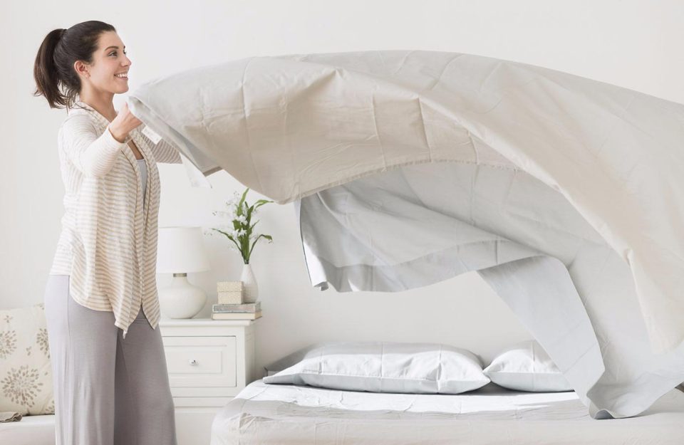 Ученые объяснили, почему надо спать только на белых простынях