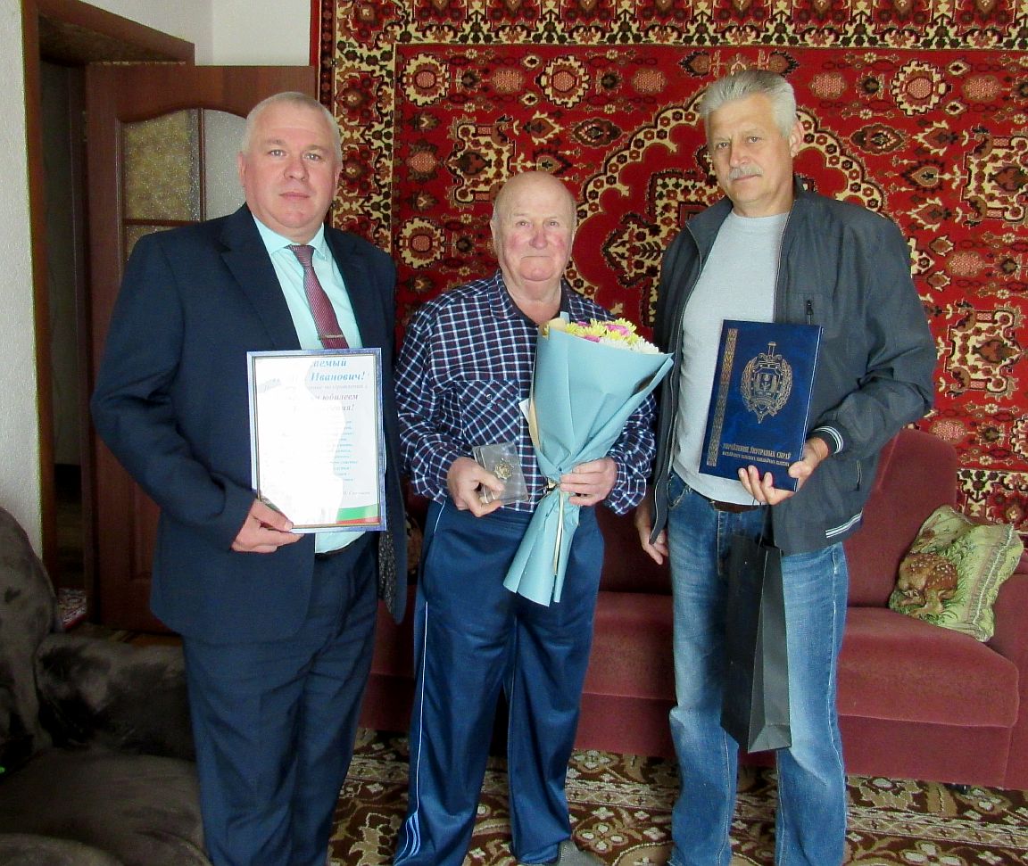 В Хотимске с 80-летним юбилеем поздравили ветерана милиции Хобалова Михаила Ивановича