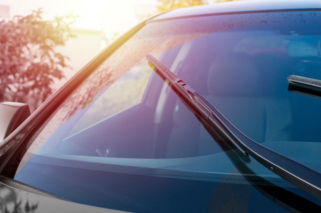 Почему на лобовом стекле автомобиля появляются полосы: как решить проблему
