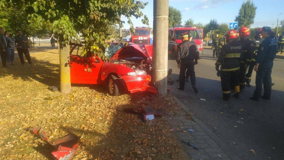 В Могилеве автомобиль врезался в столб, водитель в реанимации