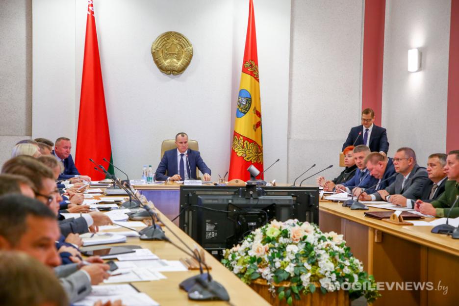 Анатолий Исаченко провел заседание Могилевского облисполкома, посвященное готовности организаций региона к работе в осенне-зимний период. Фото
