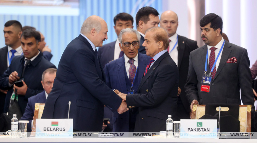 Лукашенко провел встречу с премьер-министром Пакистана