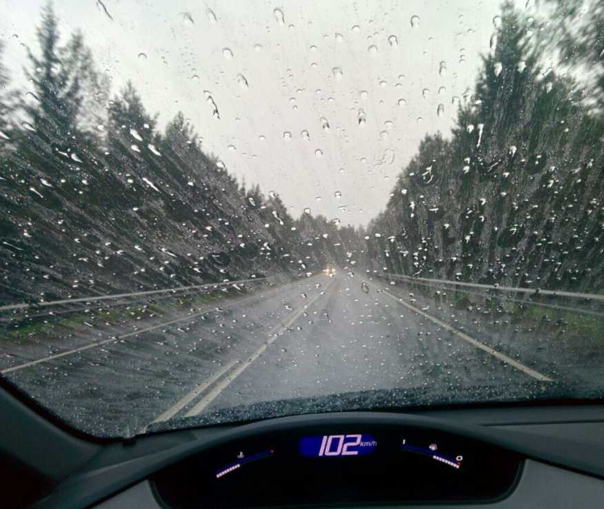 ГАИ рекомендует водителям и пешеходам быть предельно внимательными в дождливую погоду