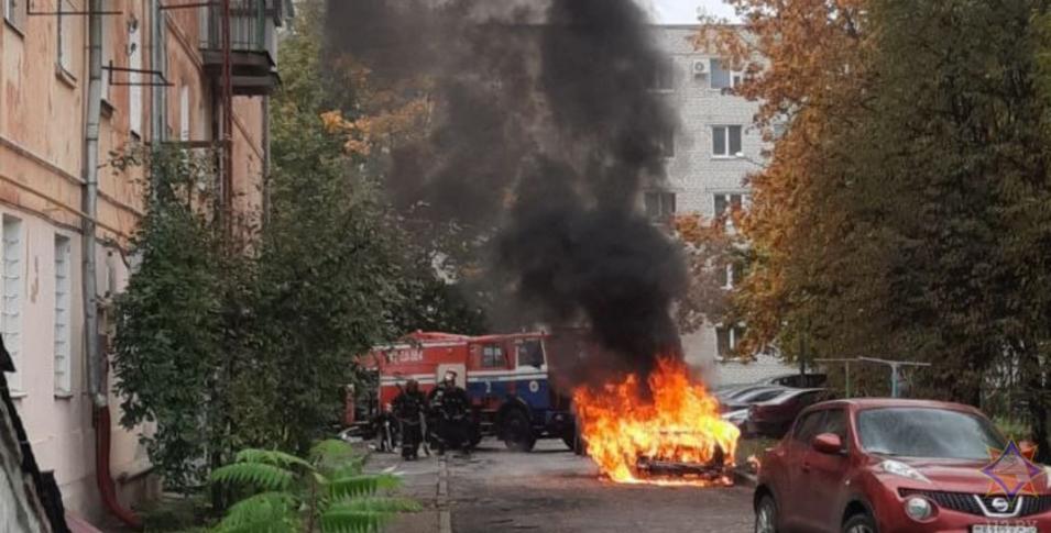 В Могилеве на улице сгорел автомобиль
