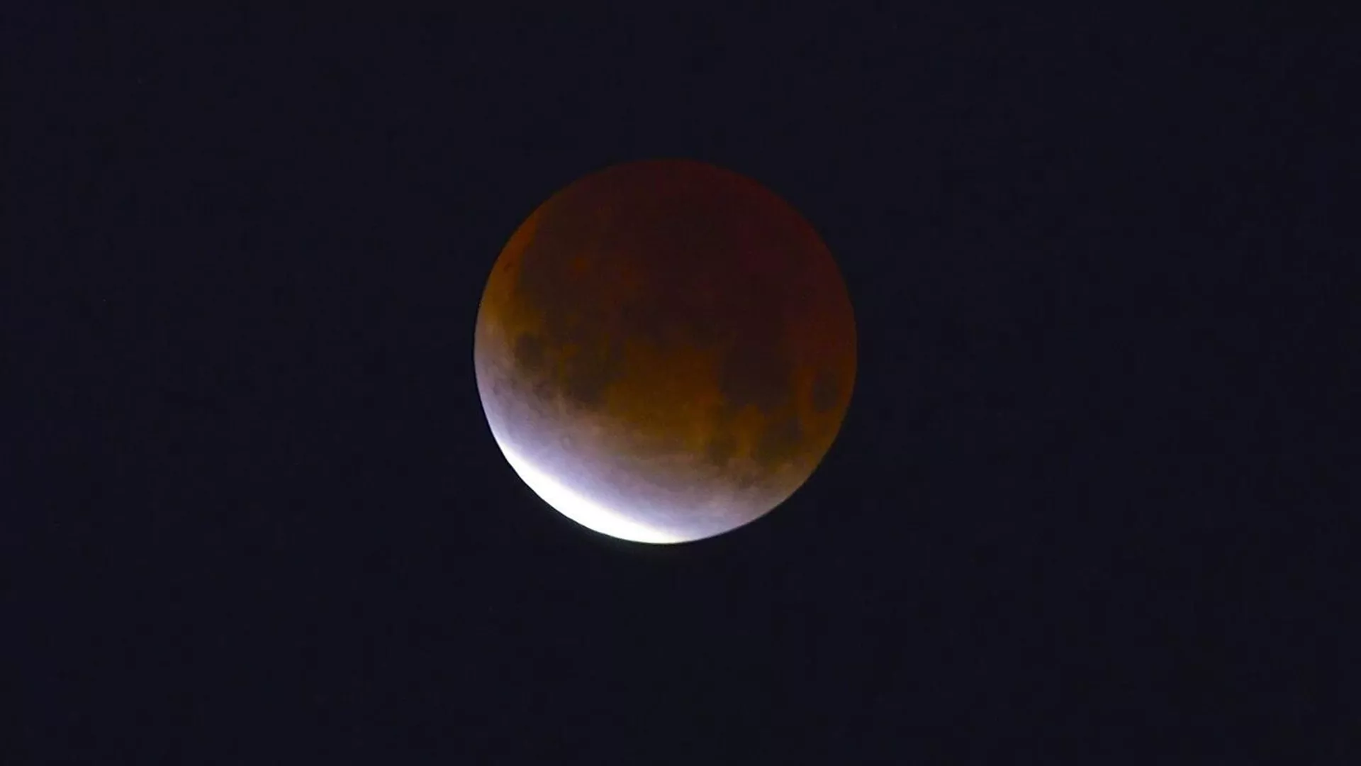 Лунное затмение 2023 октябрь 28 во сколько. Полутеневое затмение. Слепой. Лунное затмение. Частное лунное затмение фото. Кровавая Луна.