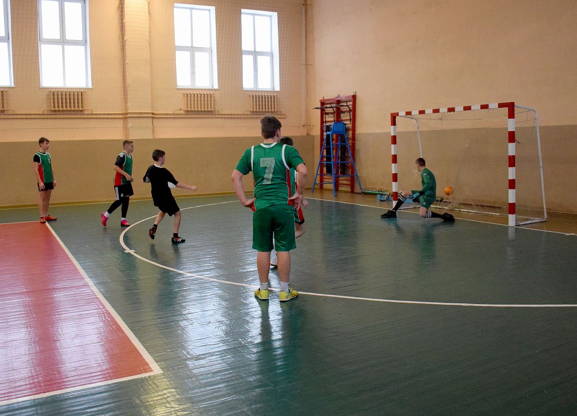 В Хотимском ФСК проходят соревнования по футболу между учащимися школ района (фото)
