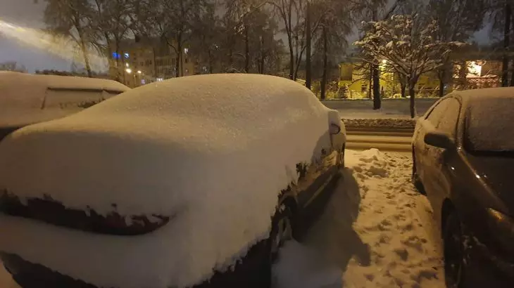Как правильно сметать снег с авто: многие водители допускают грубую ошибку