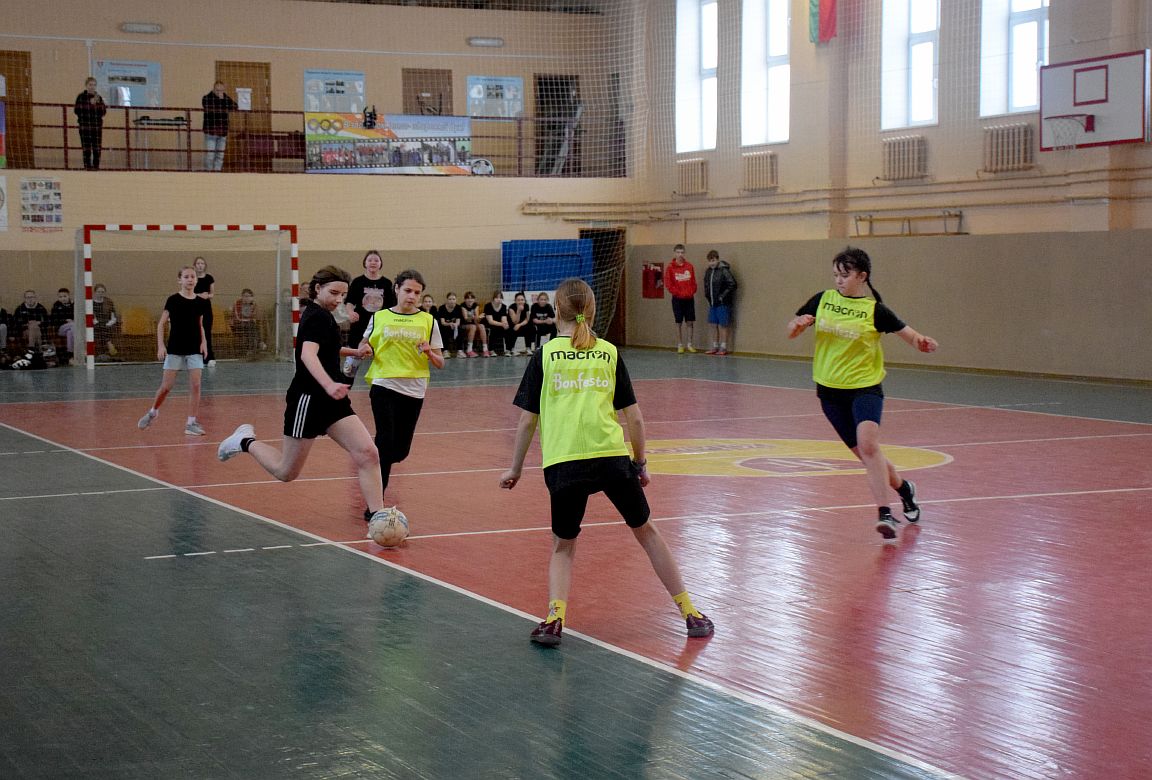 Мини-футбол среди девочек прошёл сегодня в Хотимском ФСК (фото)