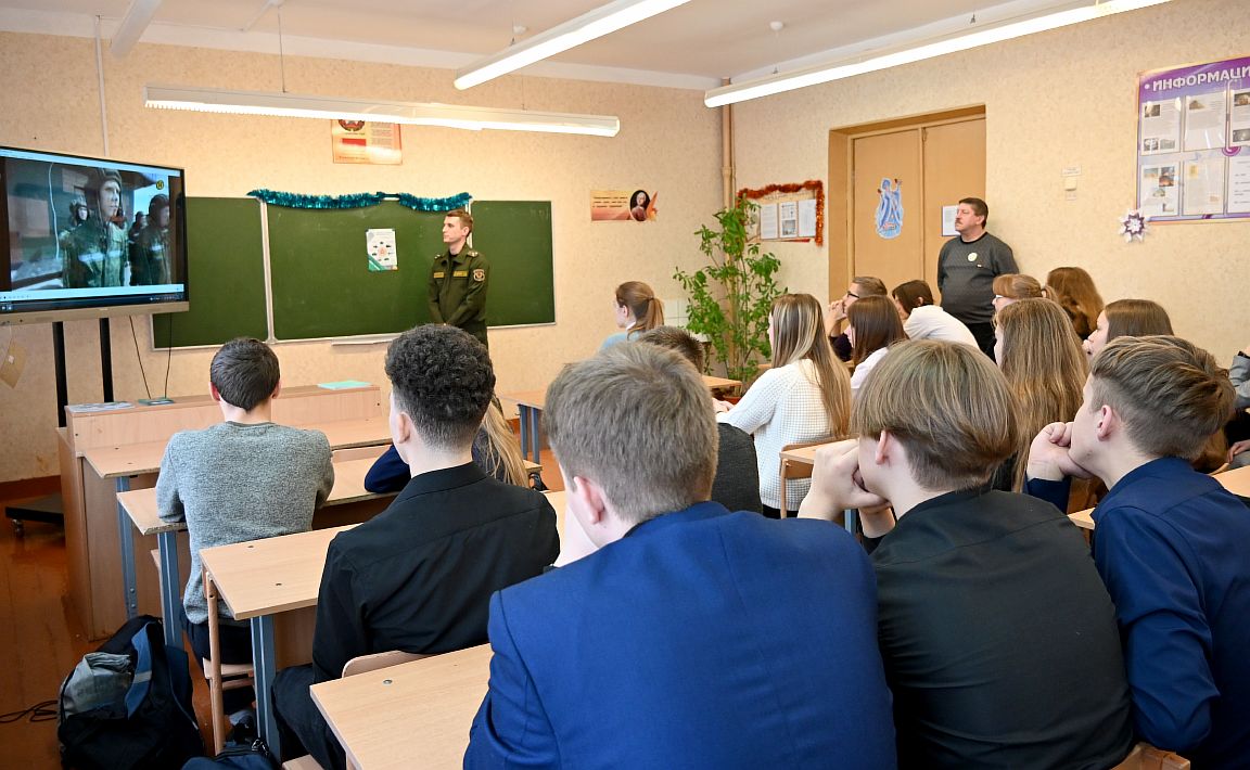 Представители военной академии посетили школы Хотимска (фото)