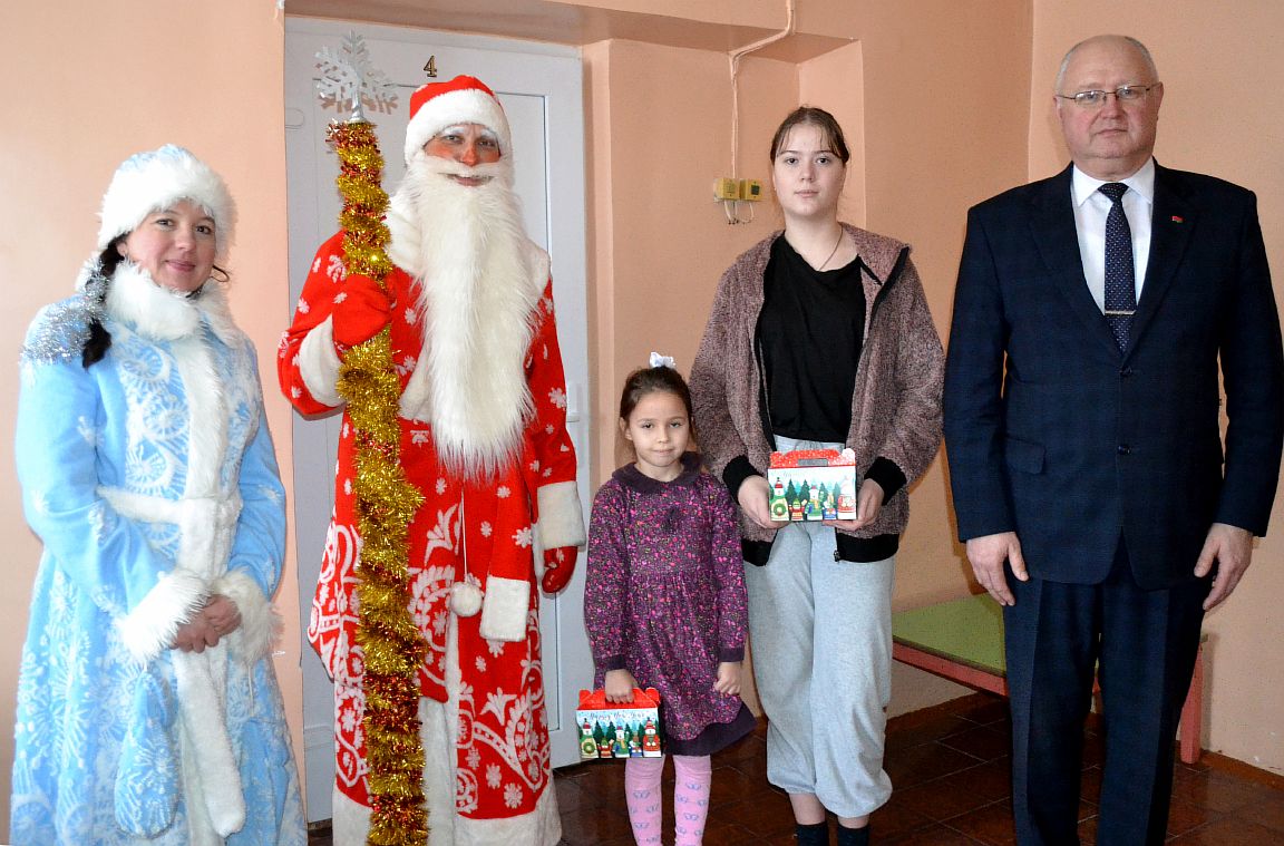 Поздравления с Новым годом принимали юные пациенты Хотимской районной больницы