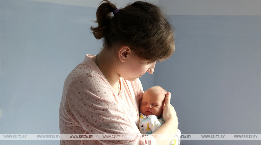 Во всем будет первой: в Бобруйске поздравили маму девочки, родившейся в новогоднюю ночь