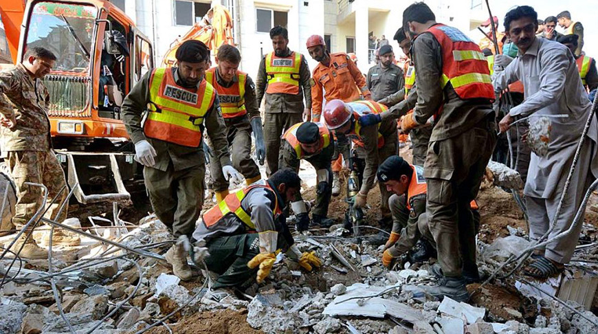 Число погибших при взрыве в мечети в Пакистане достигло 100, пострадал 221 человек