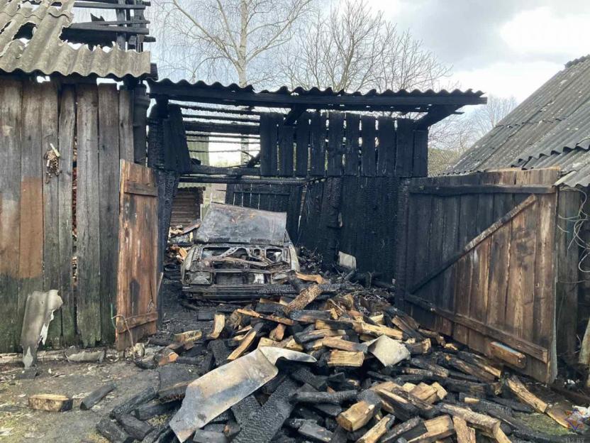 Пожар в агрогородке Хотимского района уничтожил гараж и автомобиль